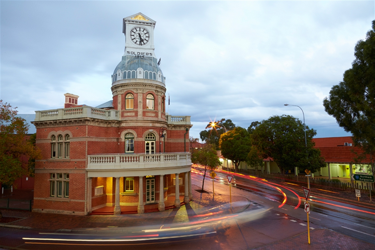 Town hall перевод. Ратуша Миннеаполиса Миннесота. Perth Town Hall Перт. Midland City. Midland город.